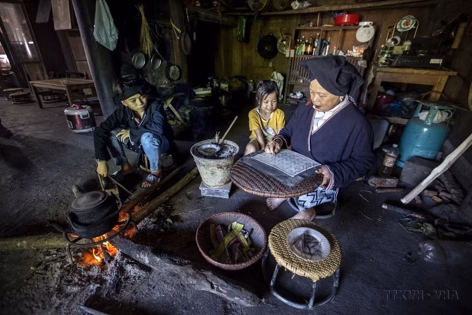 Des femmes âgées du village de Sung, commune de Cao Son, district de Da Bac, province septentrionale de Hoa Binh, transmettent le métier de tissage du brocart de l'ethnie Dao Tien à leurs descendants. Photo : VNA