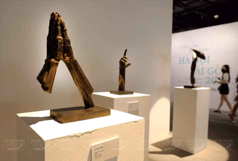 Œuvre : Prière du sculpteur Huynh Bao Trung, en céramique. Photo : Vietnam illustré