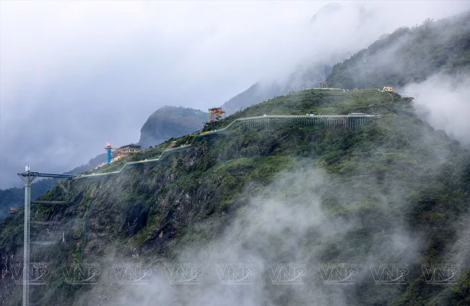 A une altitude de plus de 2 000 m, le col d'O Quy Ho offre aux visiteurs une ambiance nuageuse, des montagnes grandioses et des routes sinueuses à emprunter avec prudence. Photo : Thong Thien/Vietnam illustré