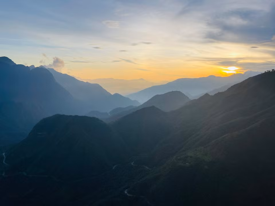 Coucher du soleil sur le col d'O Quy Ho. Photo : VNA