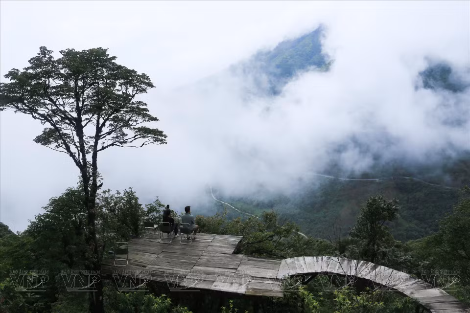 Des touristes contemplent le paysage sur le col d'O Quy Ho. Photo : Thong Thien/Vietnam illustré