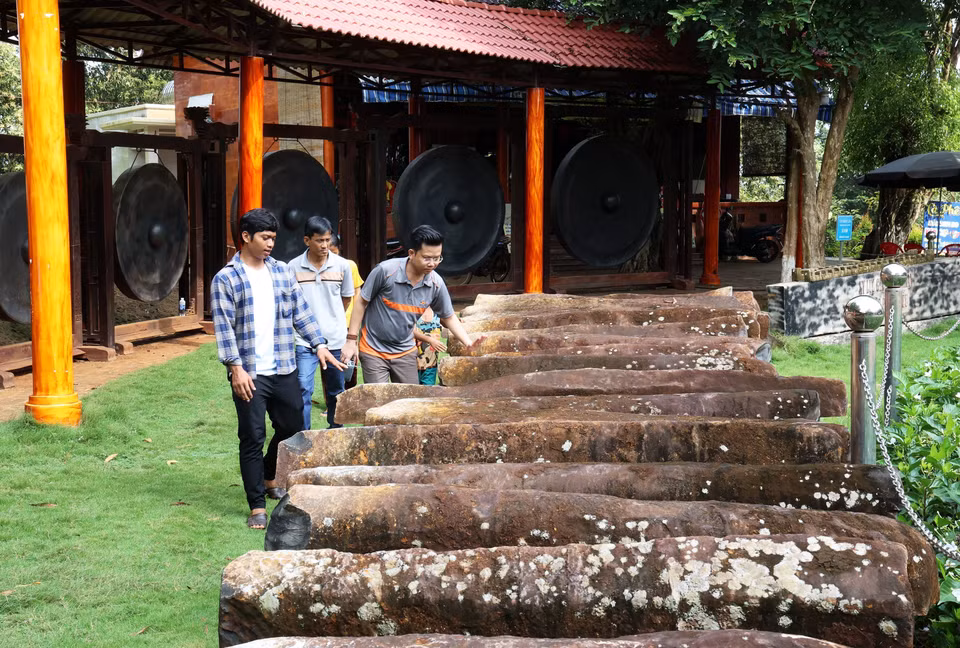 Le plus grand lithophone du Vietnam, d'un poids de 20 tonnes, exposé dans la zone de conservation culturelle ethnique S'tieng du hameau de Bom Bo. Photo : Hong Dat – VNA