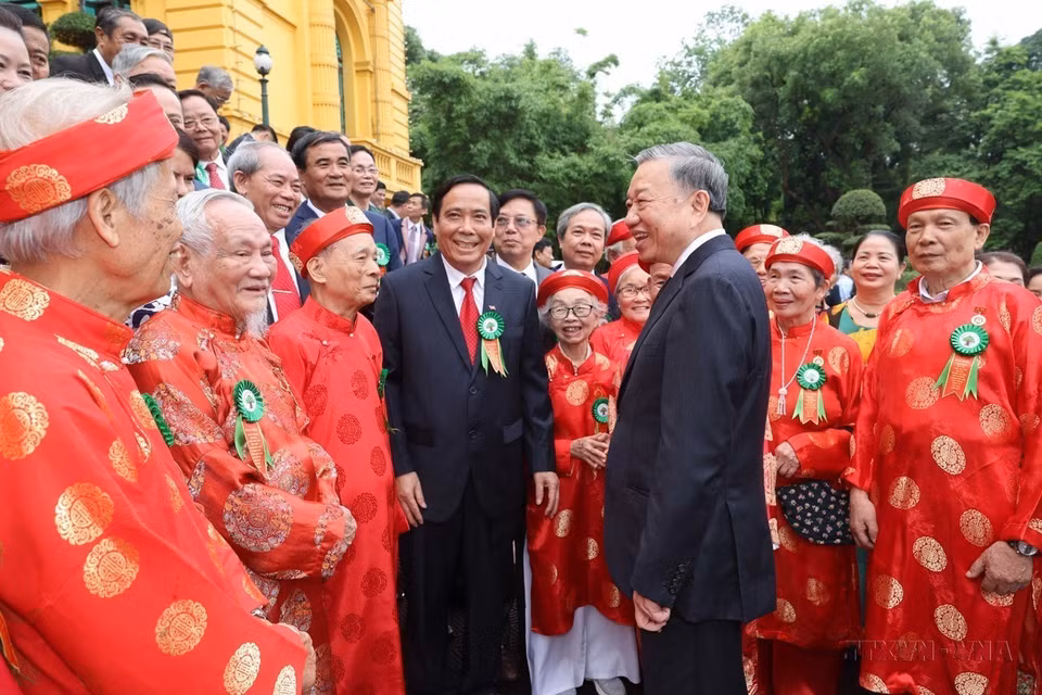 Le président de la République, Tô Lâm, rencontre des personnes âgées exemplaires à l'occasion du 83e anniversaire de la Journée vietnamienne des personnes âgées (6 juin), le 6 juin 2024 à Hanoï. Photo : VNA