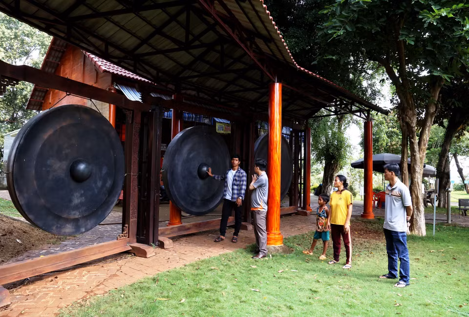 Des touristes découvrent le plus grand ensemble de gongs du Vietnam exposé dans la zone de conservation culturelle ethnique S'tieng du hameau de Bom Bo. Photo : Hong Dat – VNA