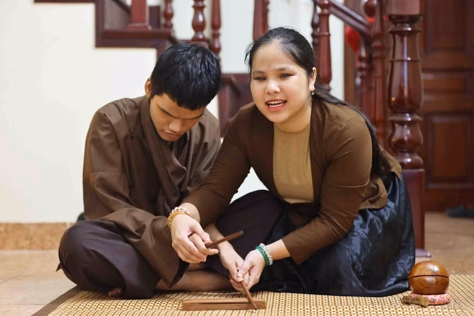 Nguyen Thao Xuan, non-voyante, se consacre à la transmission du chant Xam, un chant folklorique traditionnel, contribuant ainsi à la préservation de ce patrimoine culturel national. Elle figure parmi les 38 lauréats distingués par le programme "Tỏa sáng nghị lực Việt Nam 2024" (Faire briller l’énergie du Vietnam). Photo : VNA