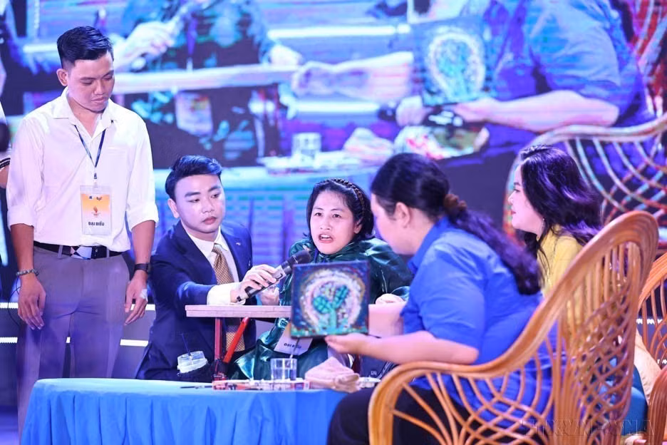 Nguyen Thuy Chi, co-fondatrice et directrice adjointe de l'entreprise Cham Vao Xanh, unité recrutant une vingtaine d'artistes et artisans en situation de handicap, participe aux échanges du programme "Tỏa sáng nghị lực Việt Nam 2024" (Faire briller l’énergie du Vietnam). Photo : VNA