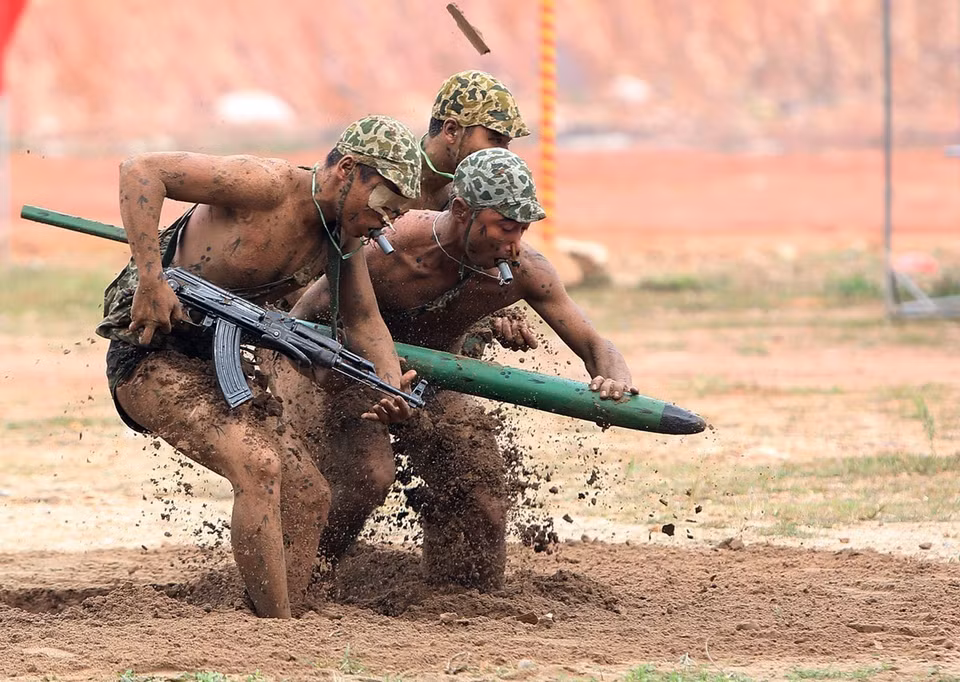 Les forces de commandos procèdent à une évaluation de nouveaux équipements et matériels anti-émeute dans le cadre d'un exercice grandeur nature.