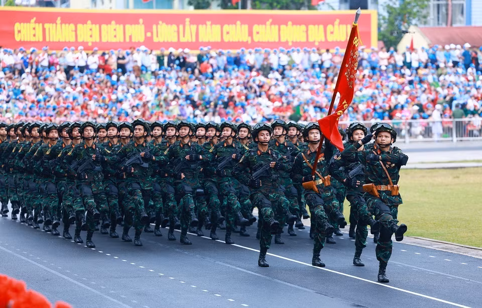 Les forces spéciales d'élite participent au défilé pour célébrer le 70e anniversaire de la victoire historique de Diên Biên Phu (7 mai 1954 - 2024).