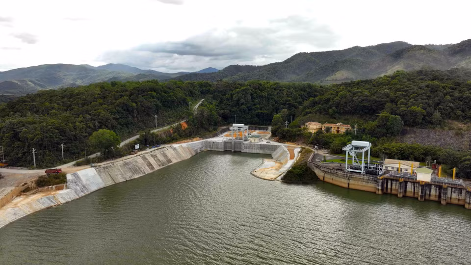 La prise d'eau du réservoir constitue un élément fondamental dans le processus de production d'électricité de la centrale hydroélectrique d'Ialy et de son extension. C'est à cet endroit précis que l'eau stockée dans le réservoir est captée pour être ensuite acheminée vers les turbines, où elle sera transformée en énergie électrique.