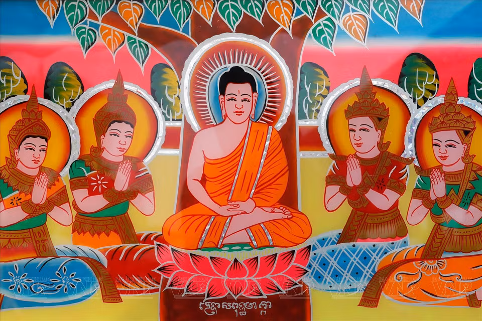 Une peinture sur verre sur le thème de la vie de Bouddha. Photo : Vietnam Illustré