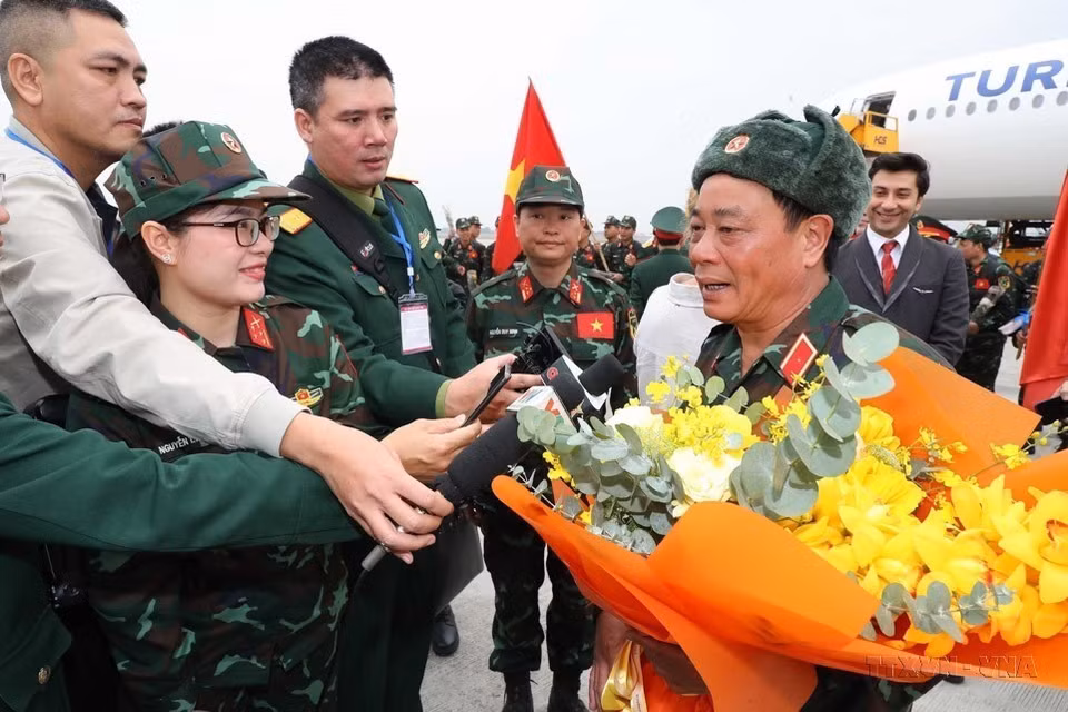 Des journalistes interviewent des membres de la délégation de militaires vietnamiens de retour de Turquie après avoir participé aux opérations de sauvetage et de secourisme lors du tremblement de terre en 2023. Photo : VNA