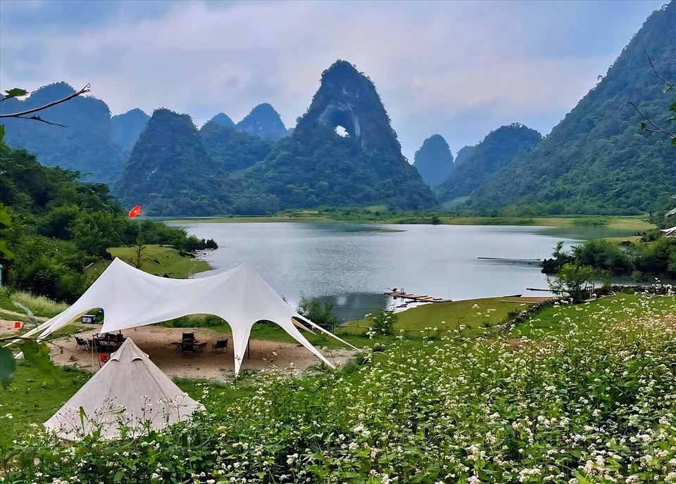 Ces dernières années, la zone de la montagne Mat Thân devient un lieu de camping célèbre à Cao Bang. Photo: Vietnam illustré