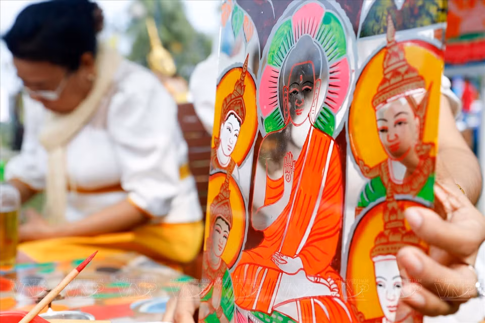 Des peintures sur verre colorées une fois terminées. Photo : Vietnam Illustré