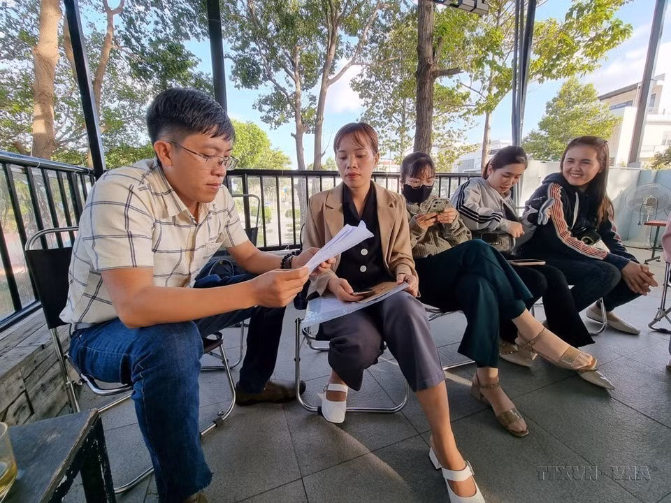Un journaliste de l'Agence vietnamienne d'Information (VNA) travaille avec des étudiants de la province de Ninh Thuan (Centre). Photo : VNA
