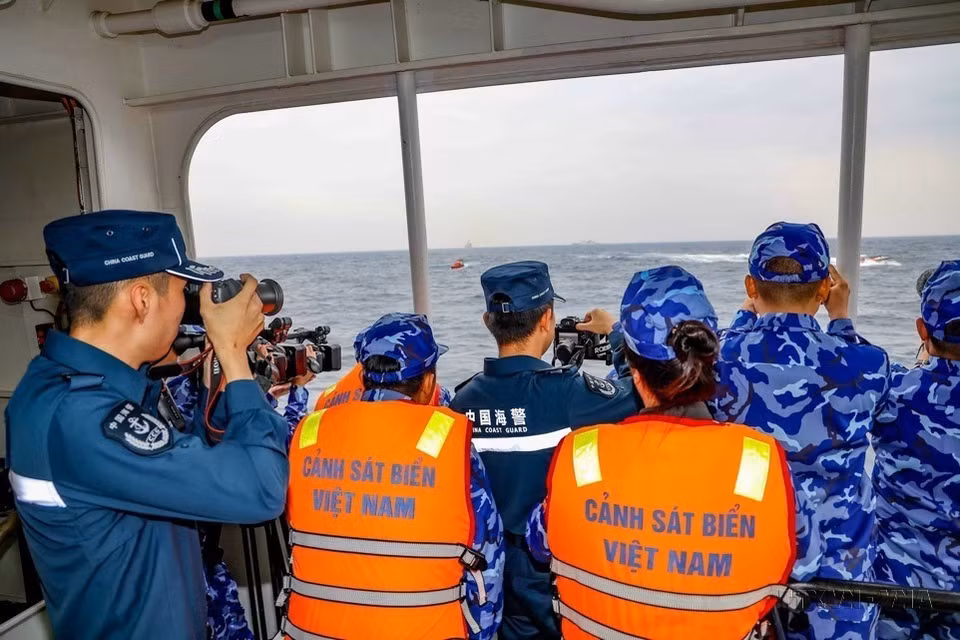 Des journalistes vietnamiens et chinois couvrent la première patrouille conjointe entre les garde-côtes des deux pays en 2023. Photo : VNA