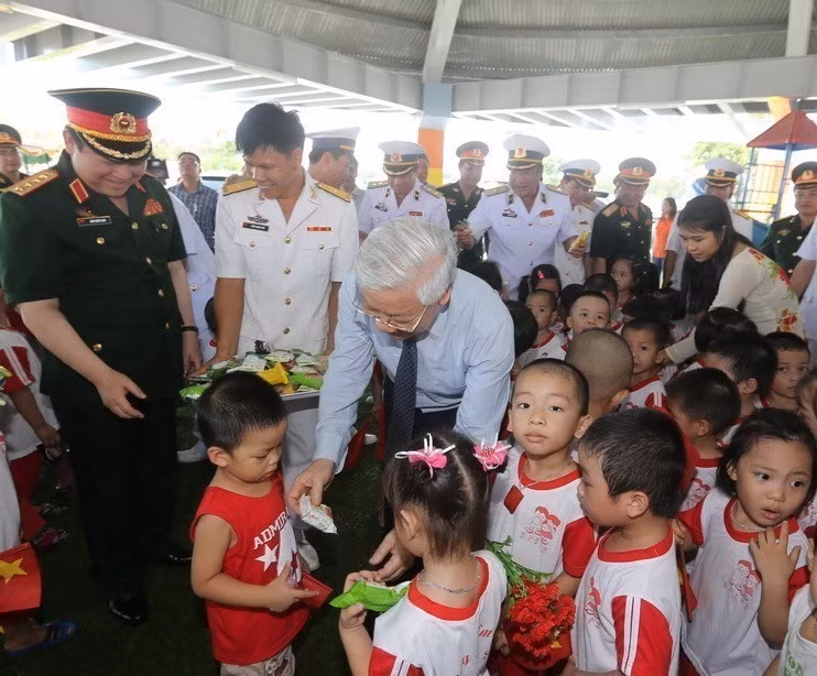 Le secrétaire général Nguyen Phu Trong offre des cadeaux aux enfants de l'école maternelle Truong Sa située dans la province de Khanh Hoa, le 5 mai 2016. Photo: VNA