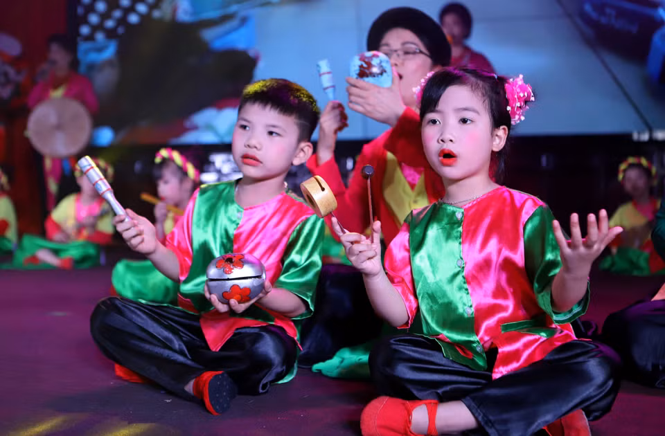 Des élèves de Thai Binh interprètent une mélodie de "Chèo". Photo : VNA