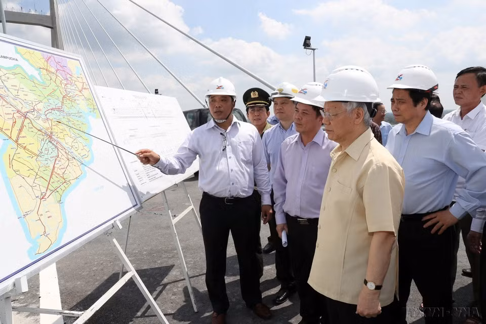 Le secrétaire général Nguyen Phu Trong inspecte le projet de construction du pont Cao Lanh dans la province de Dong Thap, le 14 avril 2018. Photo: VNA