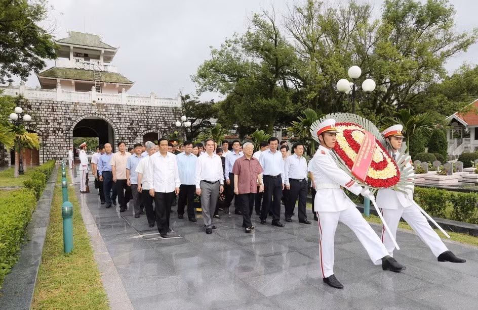 Le secrétaire général Nguyen Phu Trong offre de l'encens et des fleurs au cimetière des martyrs de Diên Biên Phu, dans la ville de Diên Biên, province de Diên Biên, le 16 juillet 2016. Photo: VNA