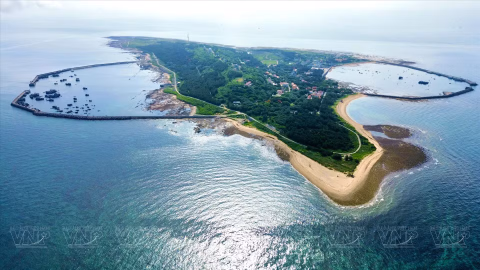 Vue panoramique de l'île de Bach Long Vi avec 2 abris anti-tempête, Nord et Sud, en cours de réalisation . Photo : Vietnam Illustré