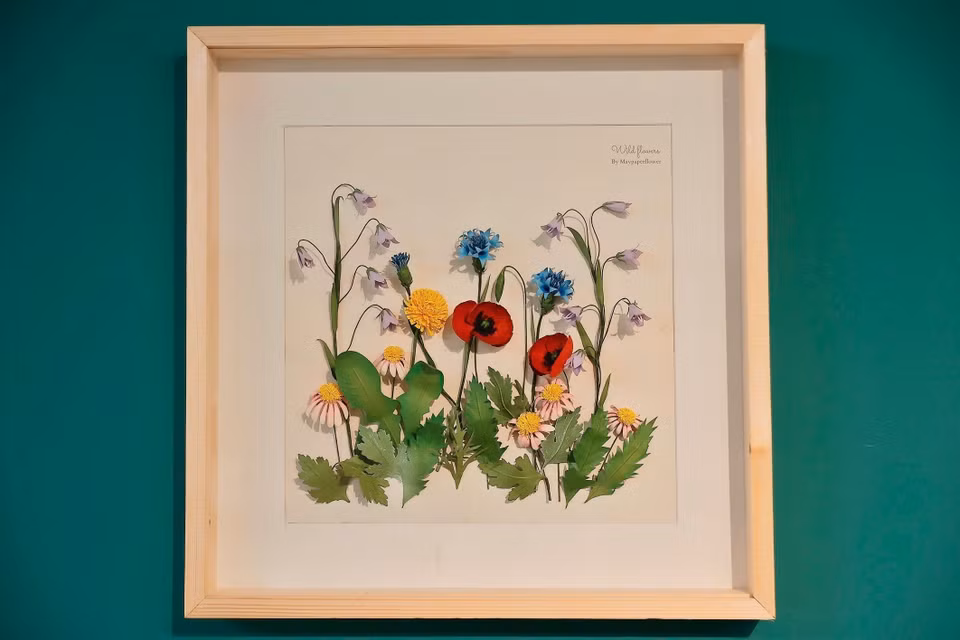 Un cadre photo fabriqué à partir de bois de haute qualité qui a été traité pour éviter les moisissures, avec un verre à l'extérieur pour empêcher la poussière de recouvrir les fleurs. Photo: VNA