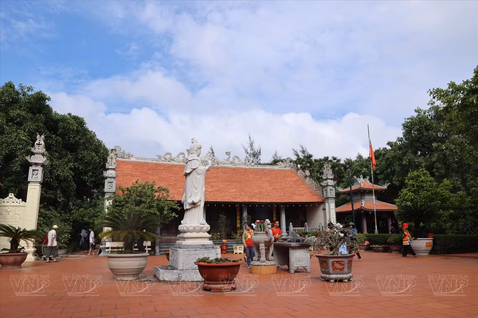 La pagode de l'île de Bach Long Vi, gérée par le vénérable Thich Quang Tung, est un lieu d'activités spirituelles pour les habitants sur cette île et les pêcheurs. Photo : Vietnam illustré