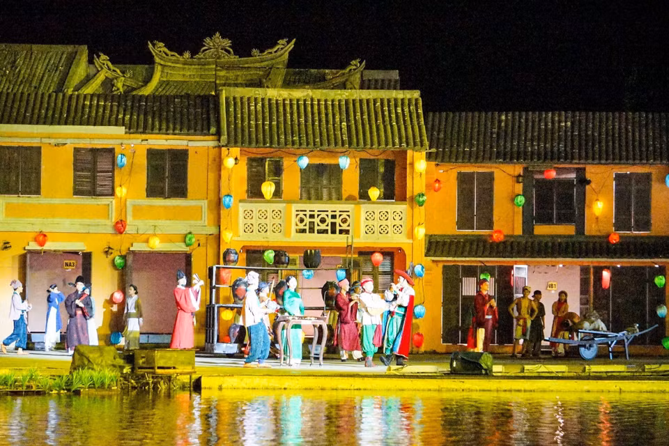 Cette comédie musicale retrace également des scènes du marché du port de Faifo d'autrefois, où les cultures vietnamiennes, japonaises, chinoises et indiennes... se mélangeaient et s'épanouissaient, créant un port de commerce animé du 16 au 19e siècles. Photo : VNA