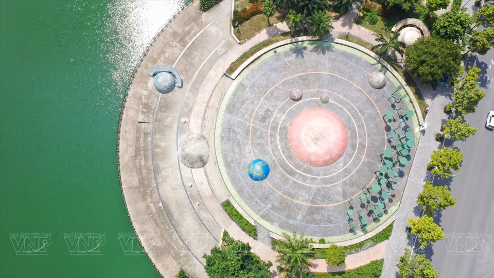 Vue panoramique de la place du système solaire, où se trouvent des panneaux d'information pour aider les visiteurs à mieux comprendre les planètes du système solaire. Photo : Vietnam Illustré