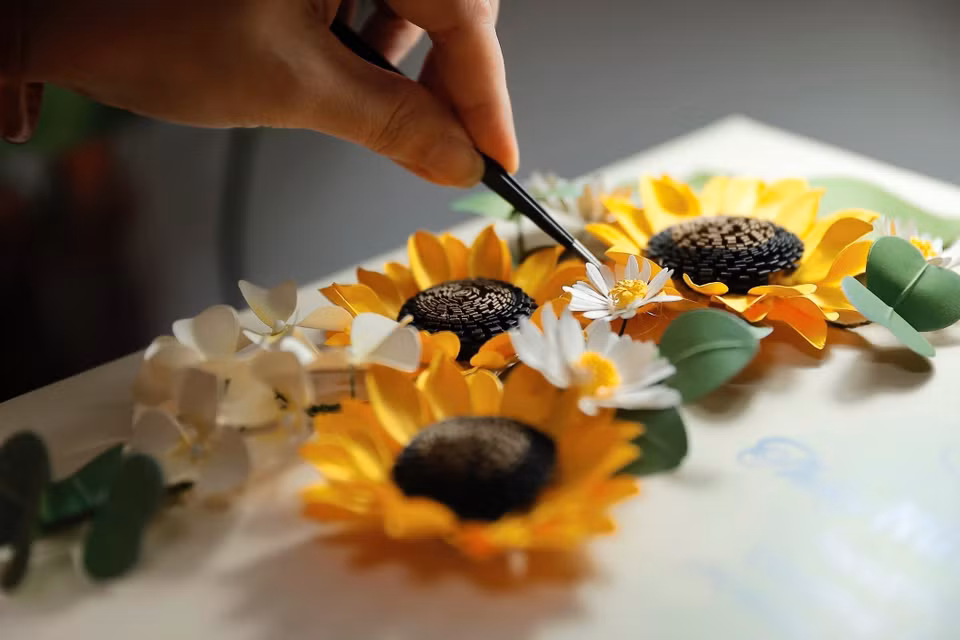 Des fleurs conçues par les artisans vietnamiens de Maypaperflower ont une valeur artistique unique et délicate, contribuant à promouvoir l'artisanat traditionnel avec la beauté contemporaine. Photo: VNA