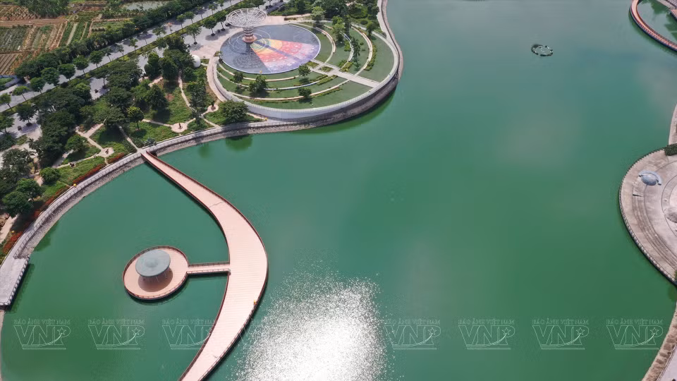 Le Pont au clair de lune relie la place Zodiac au jardin des statues de scientifiques. Photo : Vietnam Illustré