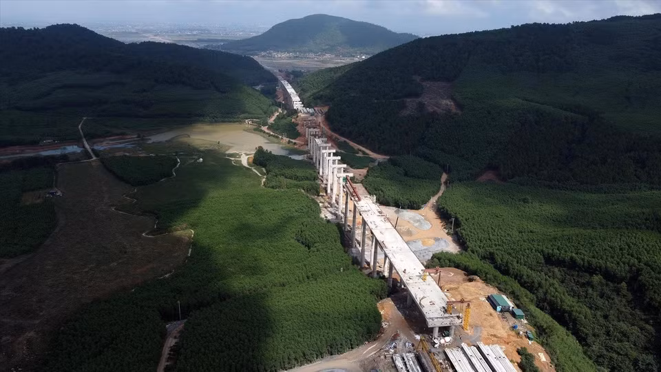 Les ponts Than Vu 2 et O O sont deux magnifiques viaducs sur le tronçon routier Nord-Sud traversant le district de Dien Chau (Nghe An) - Bai Vot (Ha Tinh). Photo : journal Vietnam Illustré
