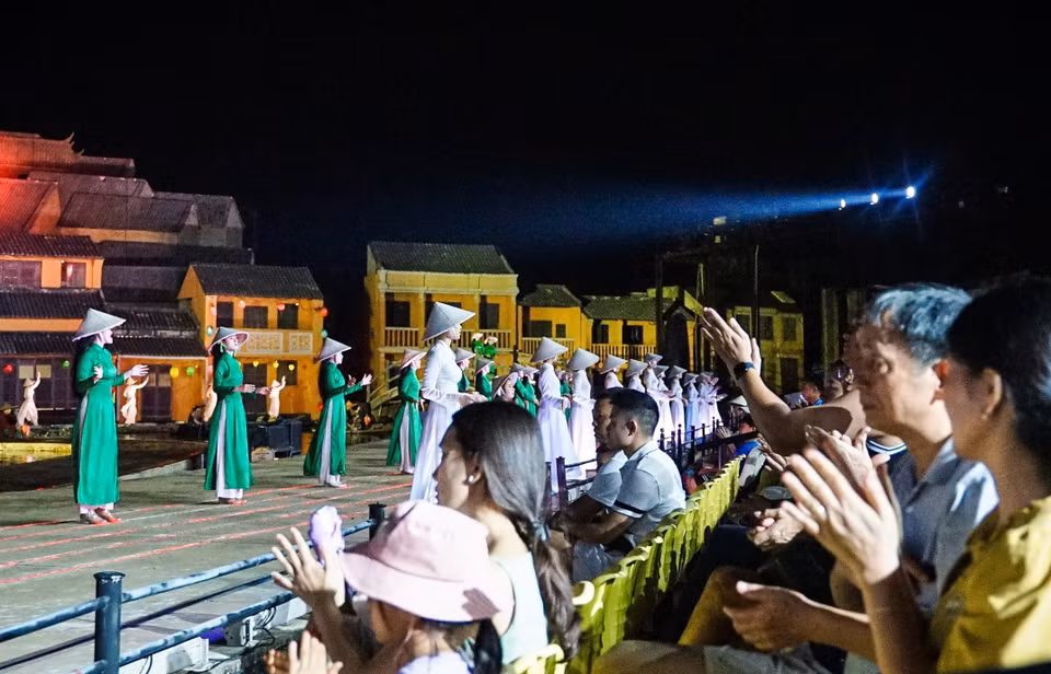 Le spectacle vivant "Mémoire de Hoi An" impressionne de nombreux touristes lorsqu'ils viennent à Hoi An dans la province de Quang Nam. Photo : VNA