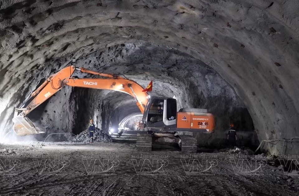 A l'intérieur de la zone du tunnel Tuy An (appartenant au projet d'autoroute Chi Thanh - Van Phong). Photo : journal Vietnam Illustré