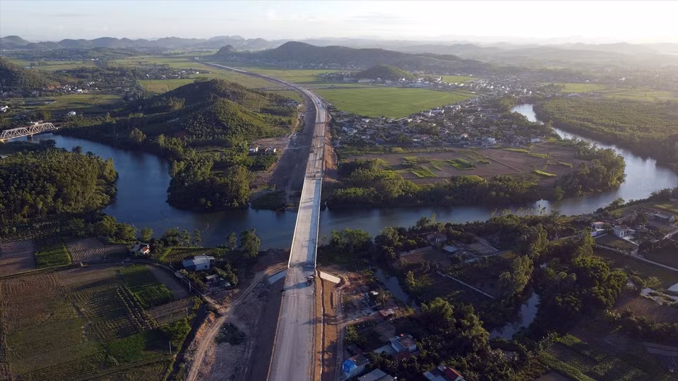 Une section de l'autoroute Nghi Son - Dien Chau traversant le chef de lieu de Hoang Mai (Nghe An). Photo : journal Vietnam Illustré