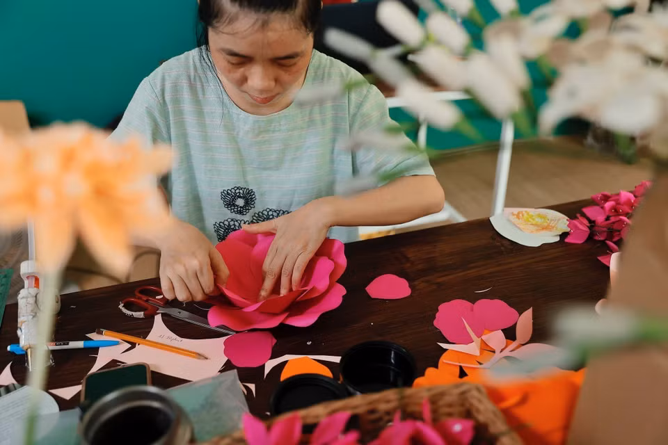 Pour créer ces beaux modèles de fleurs, les artisans doivent avoir des mains habiles et un esprit méticuleux. Photo: VNA
