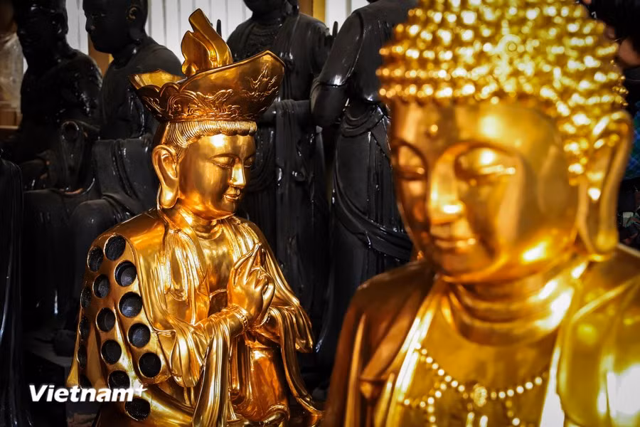 Les statues de Bouddha sont superbement serties d’or. Photo: Vietnam+
