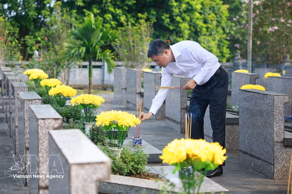 vnanet-thu-tuong-le-minh-hung-thap-huong-tren-phan-mo-liet-si-tai-nghia-trang-liet-si-trung-tam-tinh-lao-cai-anh-ttxvn.jpg