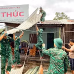 Les cadres et soldats du poste-frontière international de La Lay, relevant des gardes-frontières de Quang Tri, participent aux opérations de remise en état et aident les habitants à retrouver rapidement une vie stable. Photo : VNA