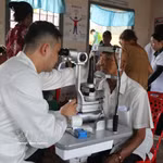 Un médecin examine le fond d’œil d’un habitant cambodgien. Photo : VNA 