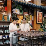 L’espace d’exposition des produits du village de poterie de Bat Trang, à Hanoï, attire de nombreux visiteurs venus découvrir ses créations et son savoir-faire. Photo : qdnd.vn