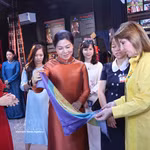 Mme Ngô Phuong Ly et Mme Maricel Cohen de Mulino découvrent la culture des ethnies minoritaires du Vietnam au Temple de la Littérature – Quoc Tu Giam. Photo : VNA