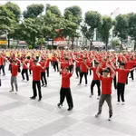 Une prestation collective réunissant 500 étudiants à Hô Chi Minh-Ville, dans le cadre de la cinquième étape du périple. Photo : VNA