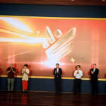 Le directeur de l’Autorité de la radiodiffusion, de la télévision et de l’information électronique, Lê Quang Tu Do, et les délégués appuient sur le bouton pour lancer officiellement l’événement. Photo : Chinhphu.vn