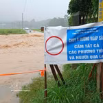 Un point fortement inondé sur une route dans une zone montagneuse de la province de Thanh Hoa. Photo : VNA