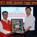 Nguyen Minh Nhut, président de la Croix-Rouge de Hô Chi Minh-Ville, remet un souvenir à Zhao Shi Tang, vice-directeur du Département du travail social du Comité central du Parti communiste chinois. Photo : VNA