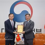 Le secrétaire du Comité central du Parti, Doan Minh Huân, remet un cadeau au de l’Intérieur et de la Sécurité, Yoon Ho Jung. Photo : VNA