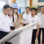 Le vice-président du Comité populaire de la ville, Dao Thanh Truong, examine le fonctionnement du modèle « Assistant citoyen » au Centre de services administratifs publics de la ville de Bac Ninh. Photo : baobacninhtv.vn