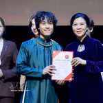 Mme Ngô Phuong Ly, épouse du secrétaire général du Comité central du Parti communiste du Vietnam et président de la République, Tô Lâm, remet des prix aux étudiants ayant obtenu d’excellents résultats. Photo : VNA