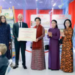 L’épouse du secrétaire général du Parti et président de la République, Ngô Phuong Ly, remet symboliquement la « Bibliothèque vietnamienne » à la bibliothèque BIBLIOTEKET Rentemestervej. Photo : VNA
