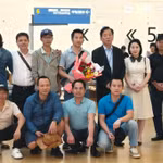 Des membres de l’ambassade du Vietnam en République de Corée accompagnent les marins du M/V Prada à l’aéroport. Photo : Ambassade du Vietnam en République de Corée